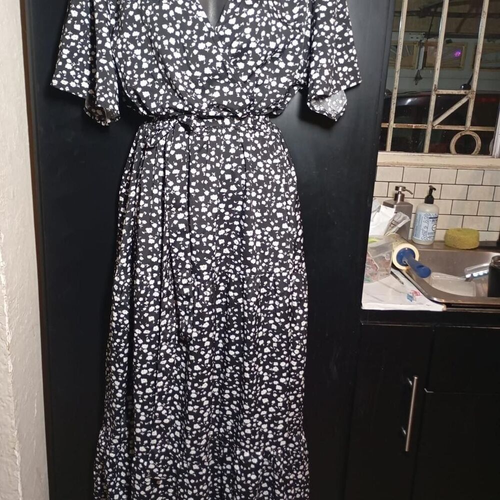 No-brand black and daisies Maxi Wrap dress xxl - Flaw sleeves